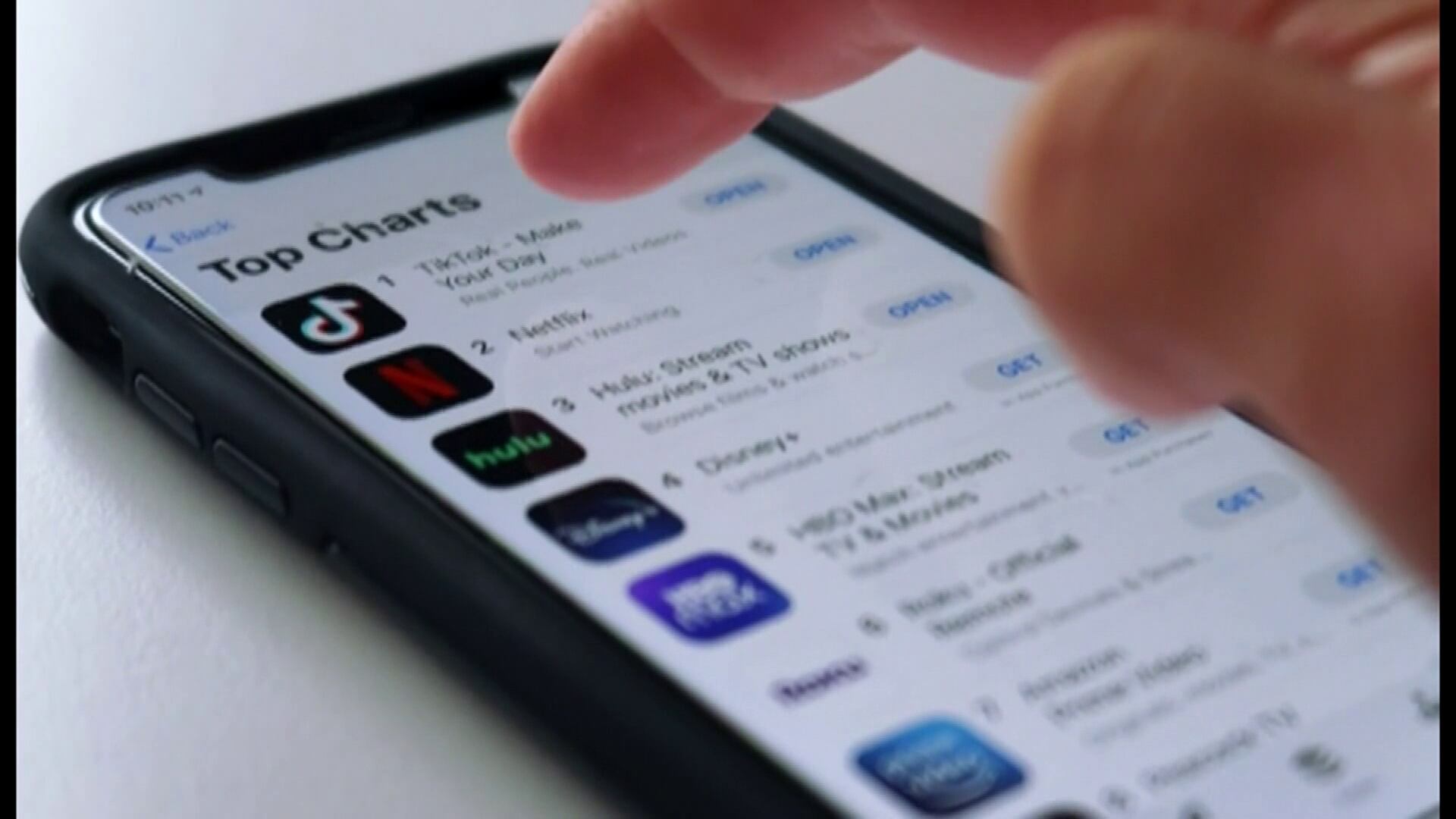 Michigan state house passes bill to ban cellphones in schools statewide