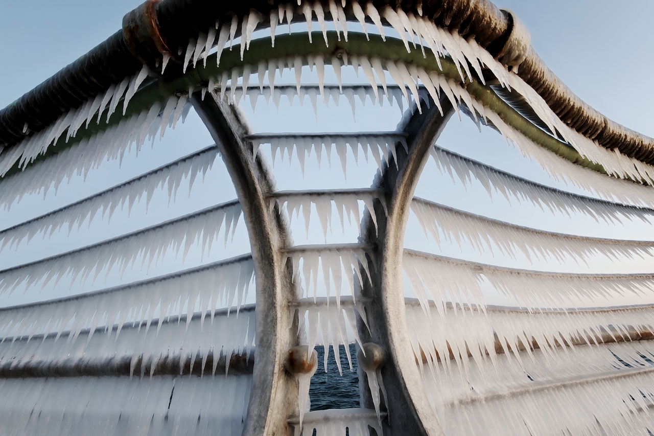 辽宁大连遇寒潮降温 海岸护栏挂冰棱