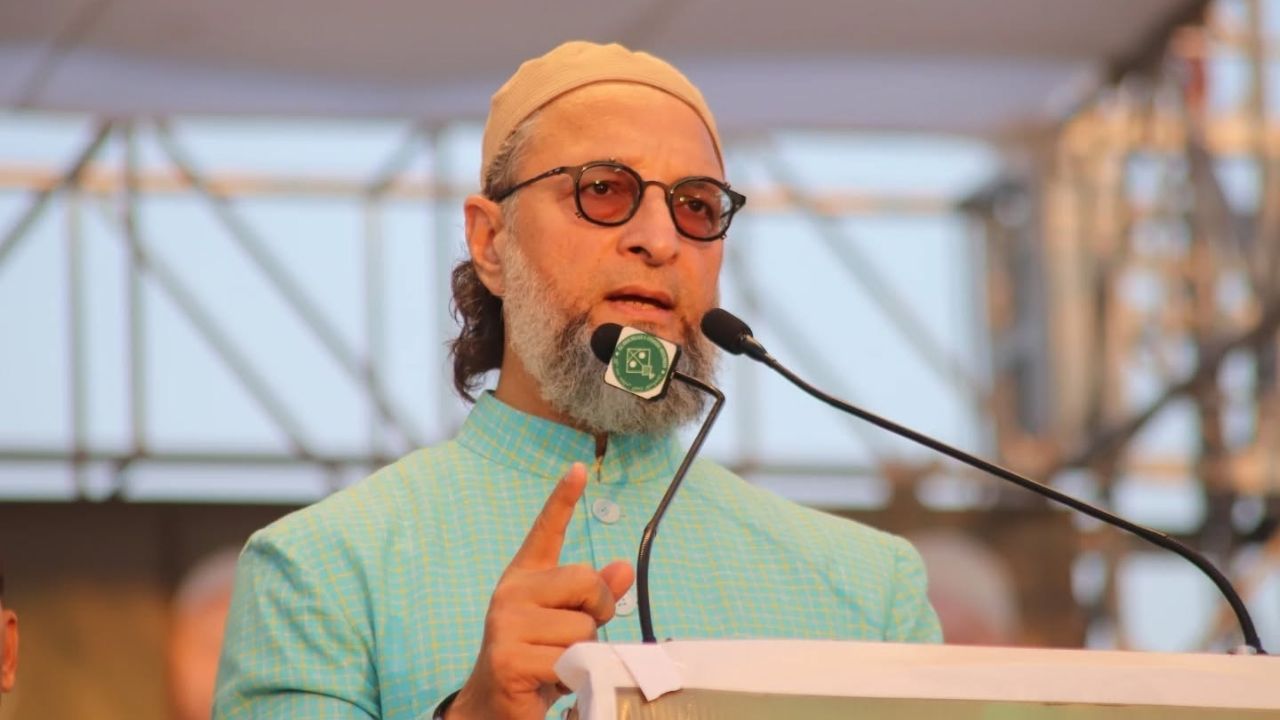 मुंबई की एक जनसभा में असदुद्दीन ओवैसी। Photo Credit: AIMIM