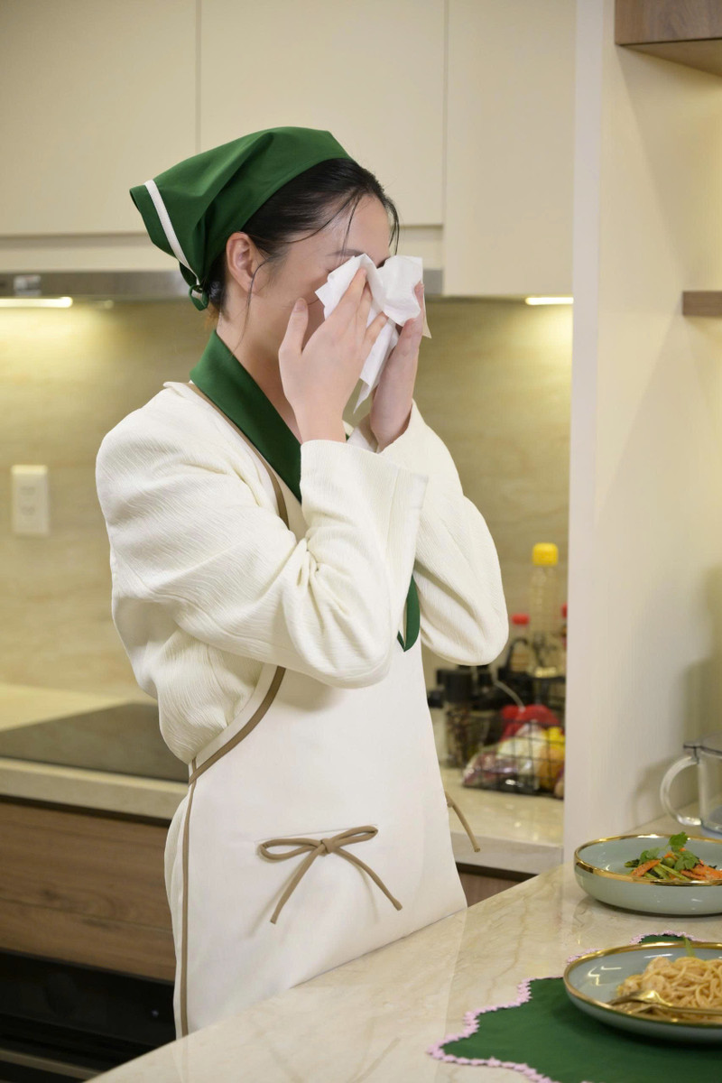 Không nhận ra hoa hậu đi giúp việc, dọn chuồng voi