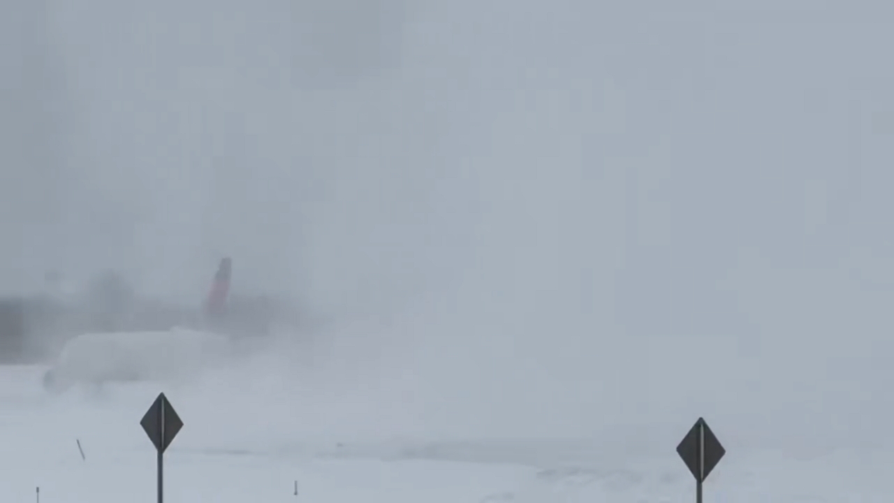 Delta Air Lines Boeing 717 encounters snow at Rochester International ...