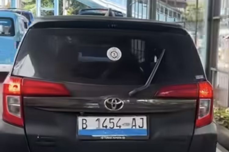 Ilustrasi pelat nomor kendaraan roda empat