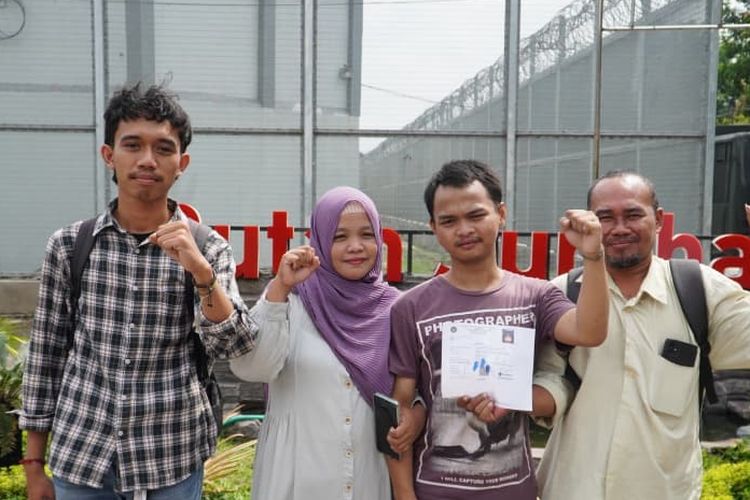 Potret Edo Krisna Adiansyah (tengah) Usai Keluar Dari Rutan Medaeng Bersama Ibunya dan Koordinator KontraS Surabaya Pada Sabtu (17/01/2025)