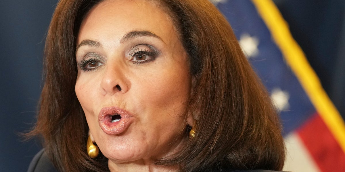 Man charged with shining laser pointer at Trump’s helicopter acquitted in 35 minutes<br><br>