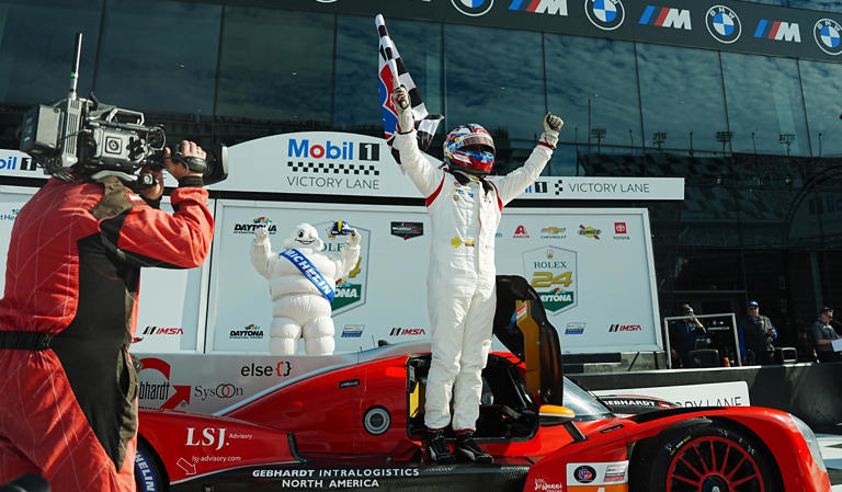Roar before Rolex 24: Oscar Tunjo wins VP Racing SportsCar Challenge