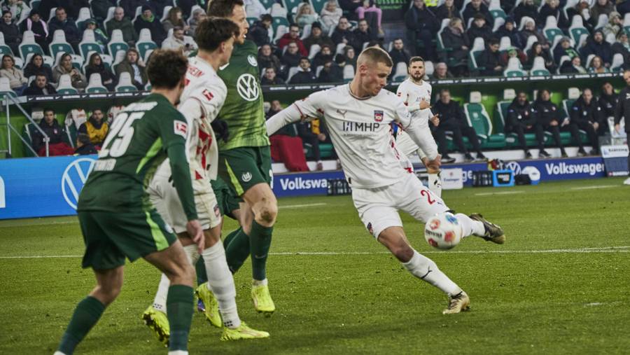 Wolfsburg rettet sich in die Relegation