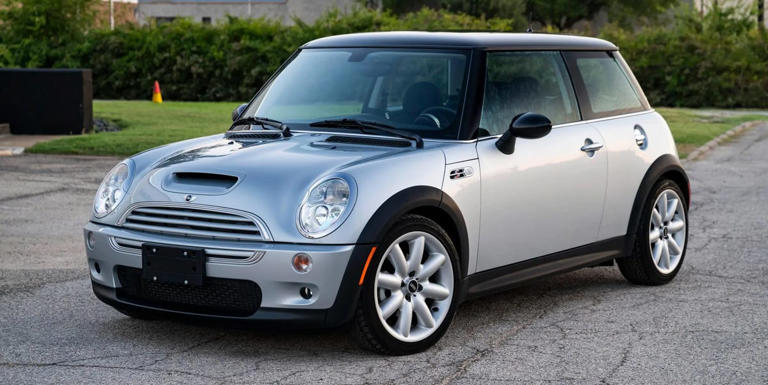 Why buy new? 3600-mile 2003 Mini Cooper S is for sale on BaT