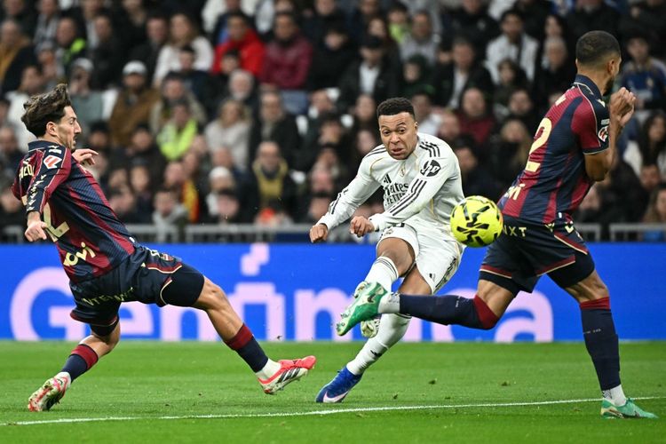 Aksi pemain di lapangan