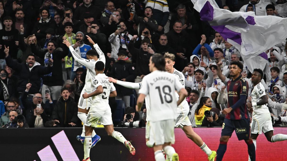 El Real Madrid cumple contra el Levante ante un Bernabéu enfurecido