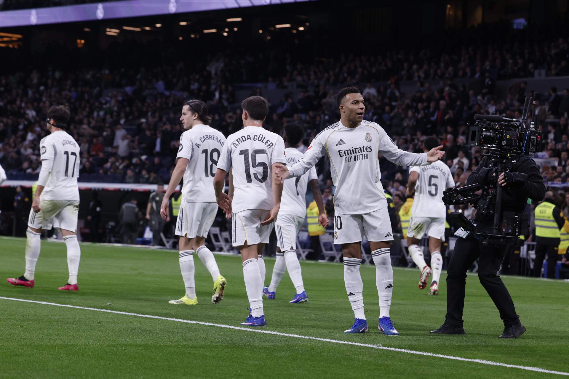 Un Real Madrid de mínimos gana al Levante (2-0) y sobrevive a la ...