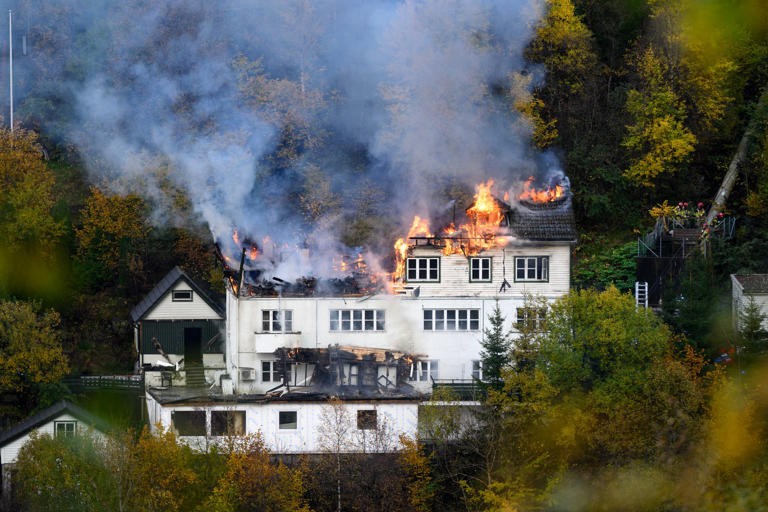 Brann i bolighus med 7 leiligheter på Trengereid. Brannvesenet klarte ikke å redde huset. Madeleine Solberg Nesse og Jonas Allcotby eiger begge leiligheter i bygget, men bor der ikke. 