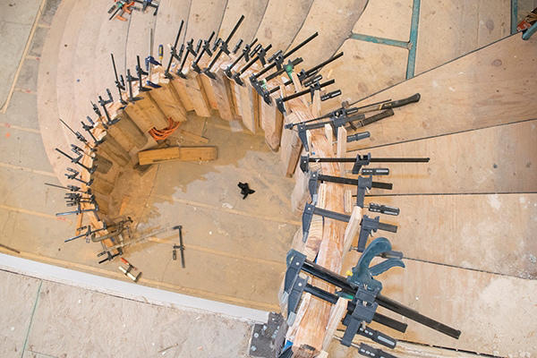 How to bend and install a curved handrail