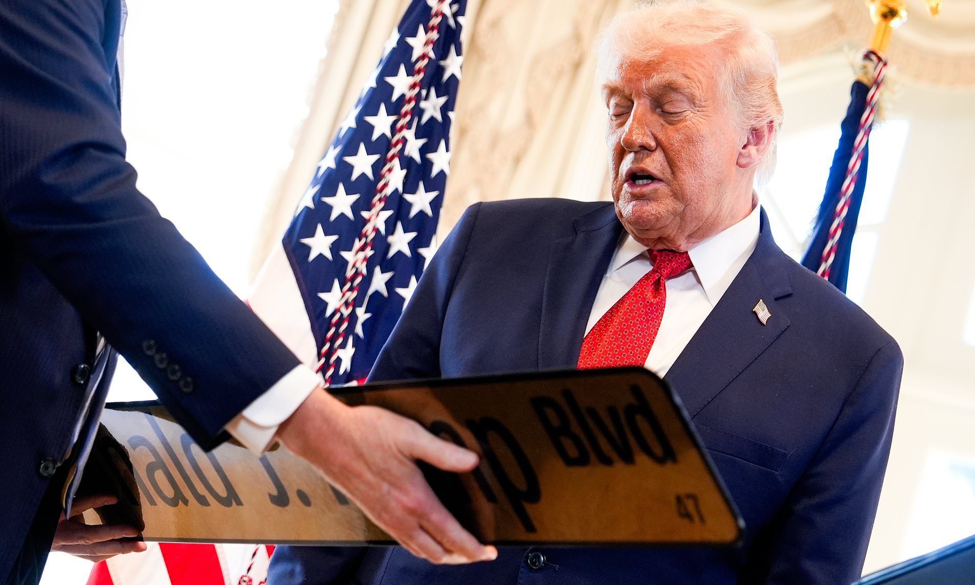 Donald Trump vows to hit Britain with increasing tariffs over Greenland ...