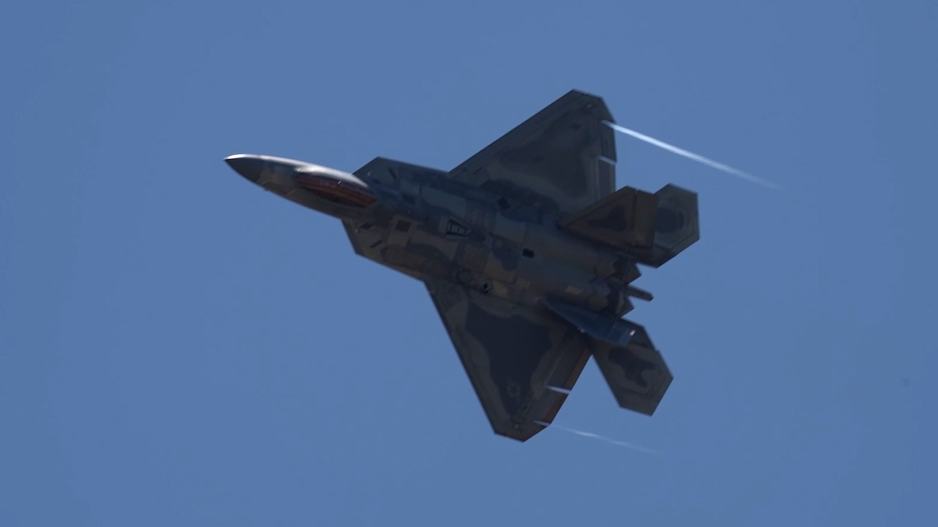 F-22 Raptor demonstration shows extreme maneuverability