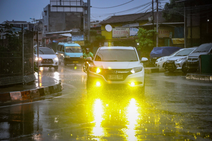 – Foto: Hujan Lebat Mengguyur Jakarta Sepanjang Malam