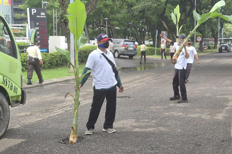 Penanaman pohon pisang sebagai protes warga JGC terhadap jalan rusak, Sabtu (17/1/2026). (KOMPAS.com/SHINTA DWI AYU)