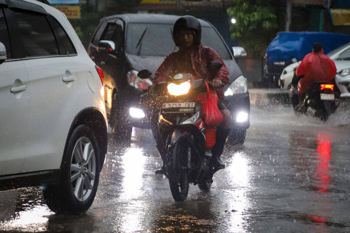 – Foto: Hujan Lebat Mengguyur Jakarta Sepanjang Malam