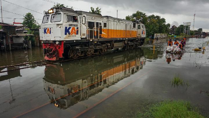 PT KAI Hentikan Perjalanan Kereta Akibat Banjir Pekalongan