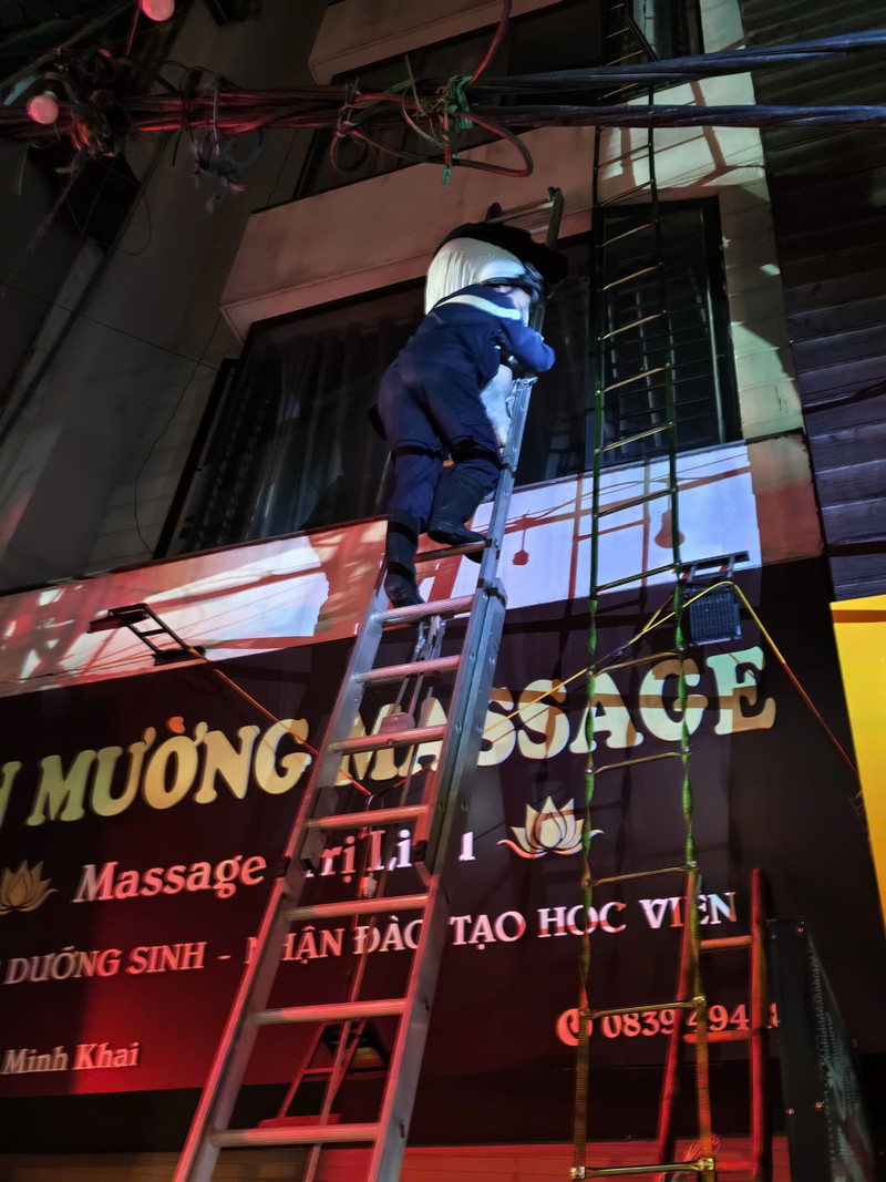 Giải cứu người mắc kẹt trong vụ cháy quán massage