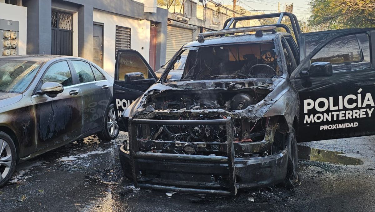 Patrulla se incendia por presunta falla mecánica en Monterrey
