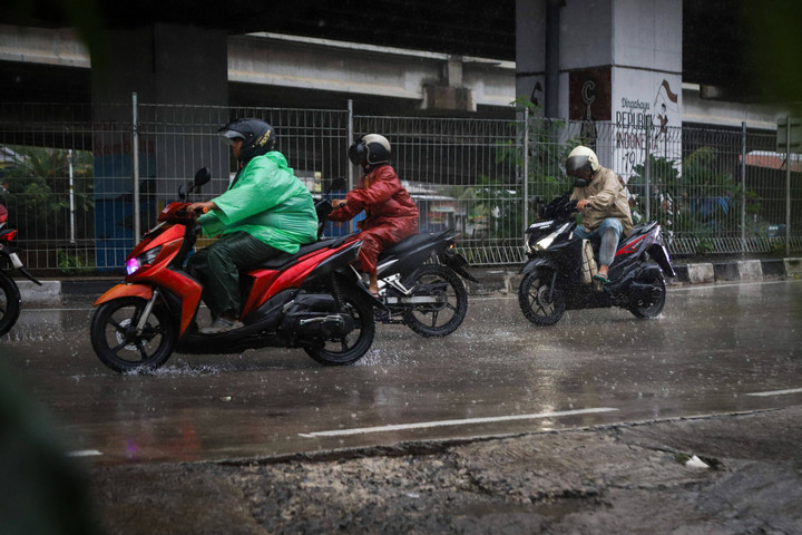 – Foto: Hujan Lebat Mengguyur Jakarta Sepanjang Malam
