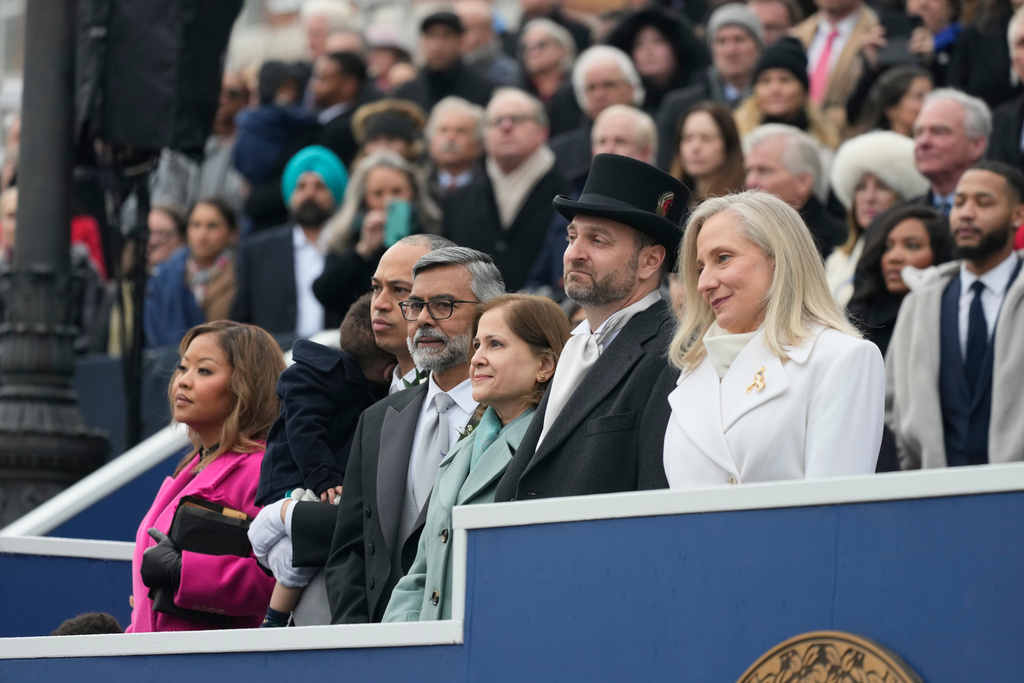 Abigail Spanberger sworn in as Virginia's first woman governor