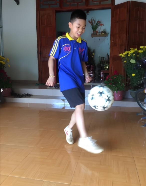 Người mẹ 3 năm ở trọ, làm thuê nuôi giấc mơ cầu thủ của Lê Phát