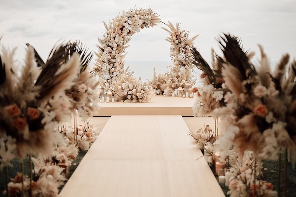 altar pernikahan – 10 Ide Altar Pernikahan Luar Ruangan, Hadirkan Momen Sakral yang Istimewa