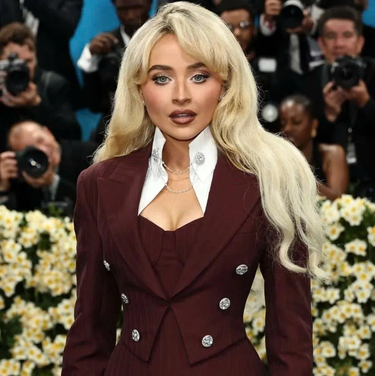 Sabrina Carpenter quyến rũ, ngọt ngào và nổi loạn