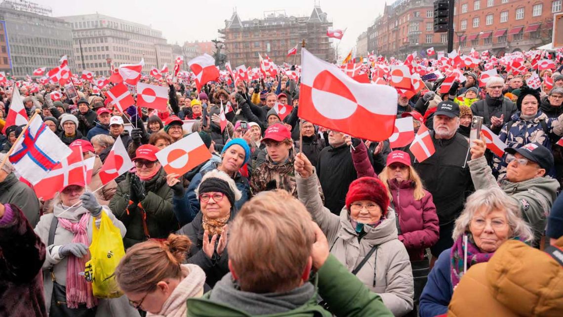 Trump amenaza a Europa con más aranceles, furioso porque se opone a la compra de Groenlandia