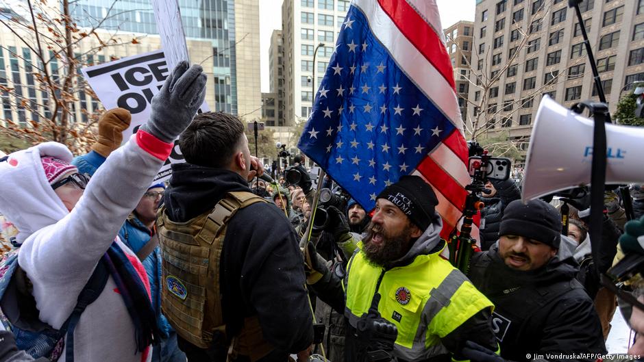 US: Anti-ICE protesters clash with far-right group in Minneapolis