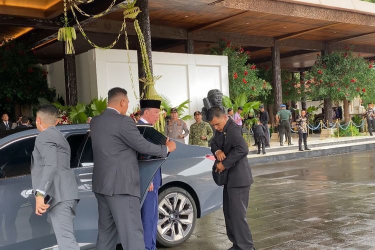 Presiden ke-7 Indonesia, Joko Widodo, menghadiri pernikahan sekretaris pribadi (sekpri) kepala negara, Agung Surahman, di Gedung Sasono Utomo, Taman Mini Indonesia Indonesia (TMII), Jakarta Timur, Minggu (18/1/2026).
