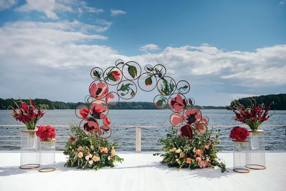 altar pernikahan – 10 Ide Altar Pernikahan Luar Ruangan, Hadirkan Momen Sakral yang Istimewa