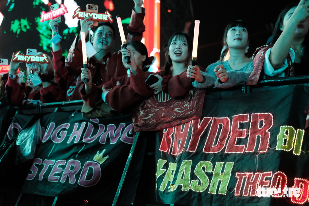 Khán giả khen HIEUTHUHAI hát live tốt, RHYDER chưa Tết mà tặng bánh chưng