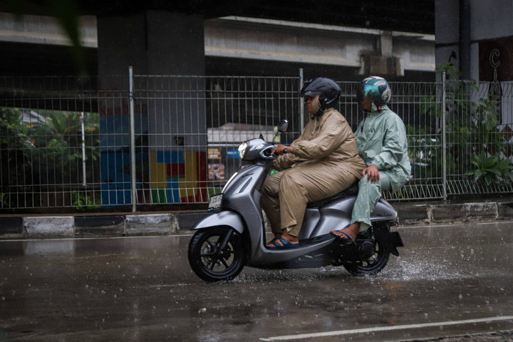 – Foto: Hujan Lebat Mengguyur Jakarta Sepanjang Malam