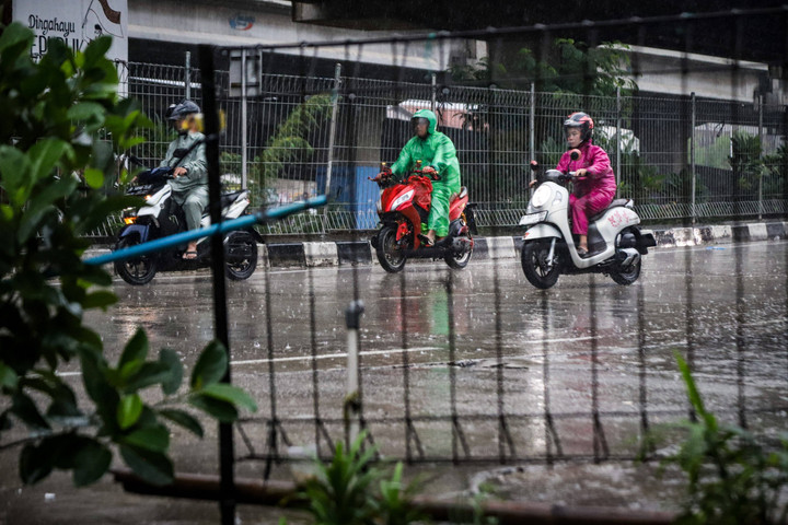– Foto: Hujan Lebat Mengguyur Jakarta Sepanjang Malam