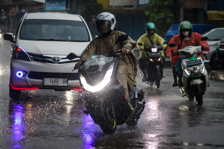 – Foto: Hujan Lebat Mengguyur Jakarta Sepanjang Malam