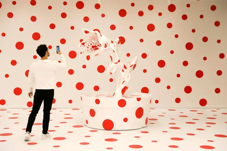 Μπήκαμε στον θαυμαστό κόσμο της Yayoi Kusama