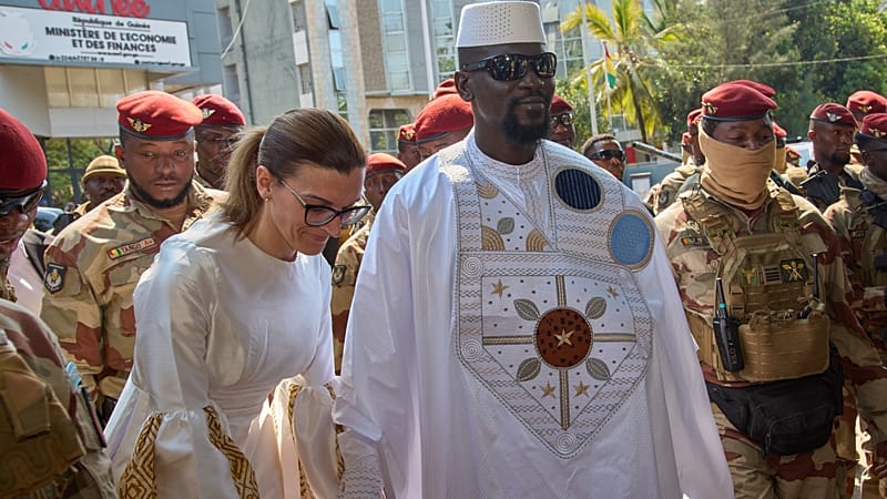 Le président guinéen, Mamadi Doumbouya, et son épouse, Lauriane Doumbouya, à Conakry, en Guinée, le 28 décembre 2025.
