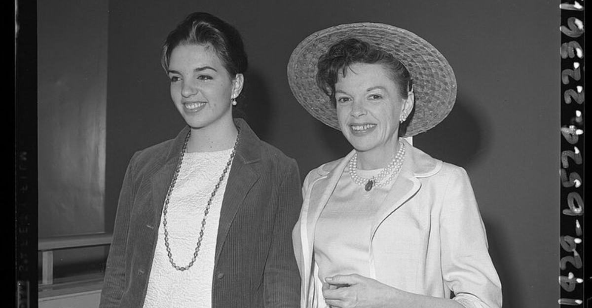 20 actresses with well-known parents in entertainment<br><br>