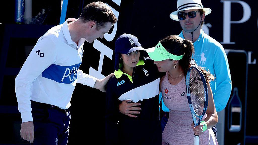 Player helps ball girl after collapse at Australian Open<br>