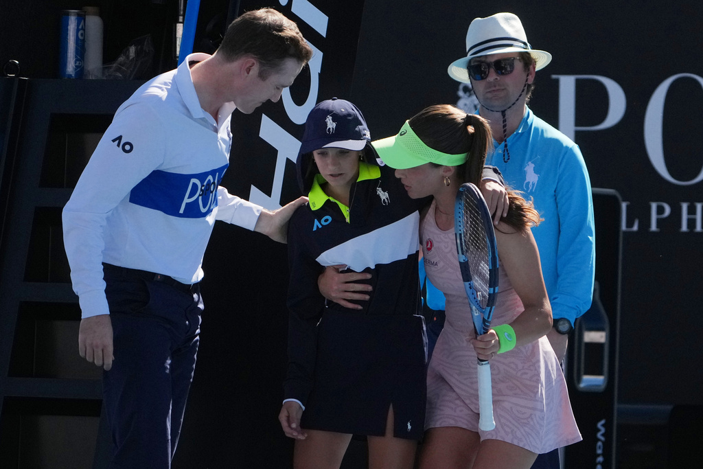 Zeynep Sönmez rushes to aid ballkid during Australian Open upset win<br><br>