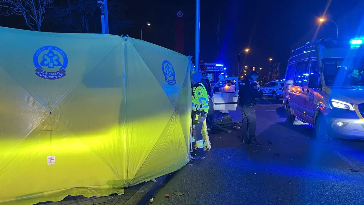Un coche invade la acera y atropella a dos hombres en Madrid