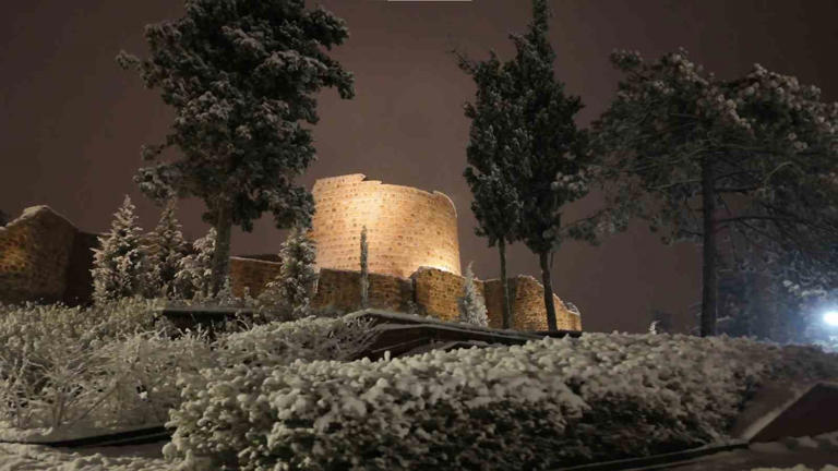 İSTANBUL’DA ETKİLİ OLAN KAR YAĞIŞI, ANADOLU YAKASI’NIN YÜKSEK KESİMLERİNDE VE ÖZELLİKLE SULTANBEYLİ’DEKİ TARİHİ AYDOS KALESİ ÇEVRESİNDE ADETA MEST EDEN GÖRÜNTÜLER OLUŞTURDU.