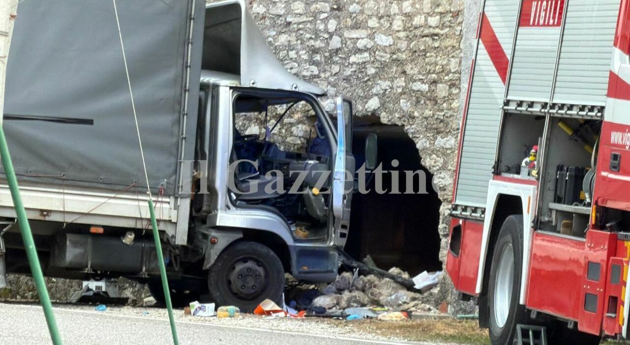 Camion si schianta contro il muro di una casa, sfondandolo: feriti ...