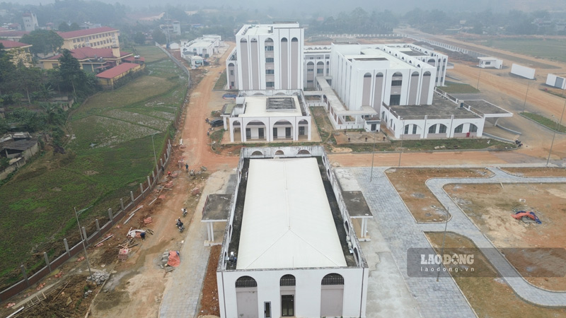 Bệnh viện trăm tỉ đồng ở Lào Cai nhộn nhịp thi công hạng mục cuối