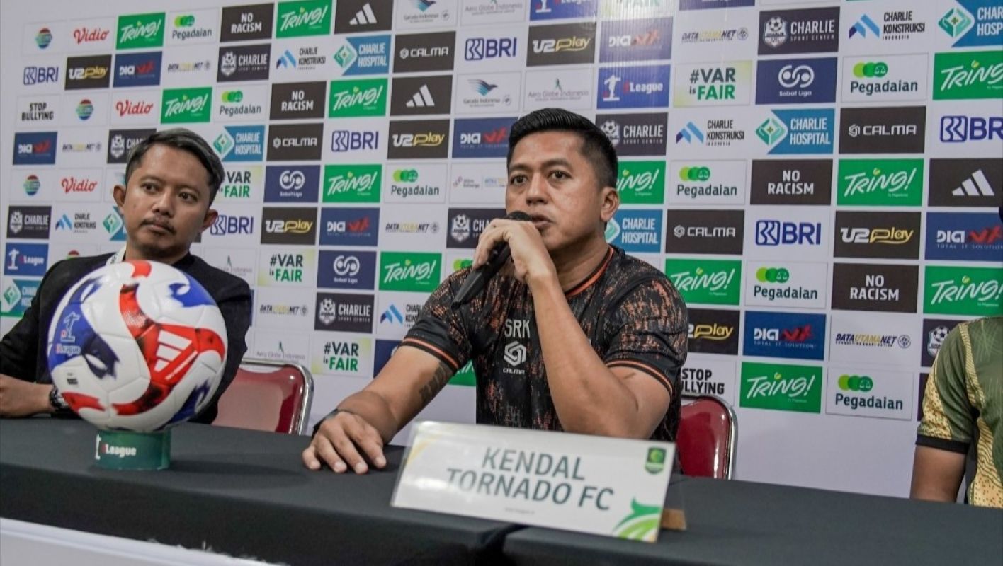 Kapten Kendal Tornado FC, Dimas Sukarno Putra, memimpin timnya dalam persiapan menghadapi Persipal Palu.