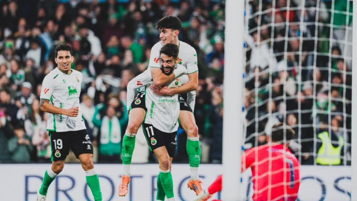 El Racing se redime del KO copero ante el Barça con un golpe de autoridad
