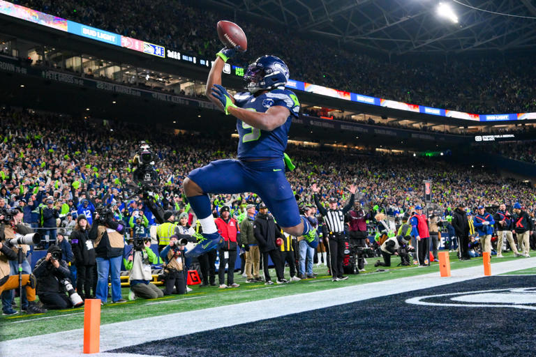 Kenneth Walker erupts for three touchdowns to lead Seahawks over 49ers