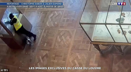 The minute-long security camera clip, shared on French TV news show Sept à Huit, captured two burglars each breaking into the glass cases before brazenly seizing their loot
